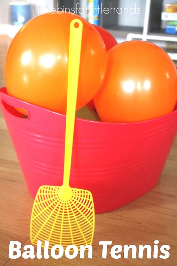 Tenis me balonë për lojëra motorike bruto - kosha të vogla për duar të vogla